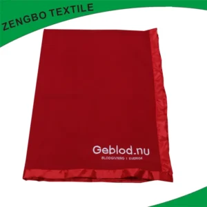selimut merah dengan logo