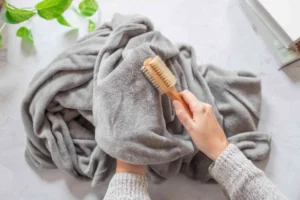 wash-fleece-blanket_with_hand